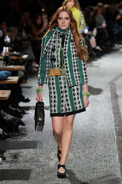 Look 60